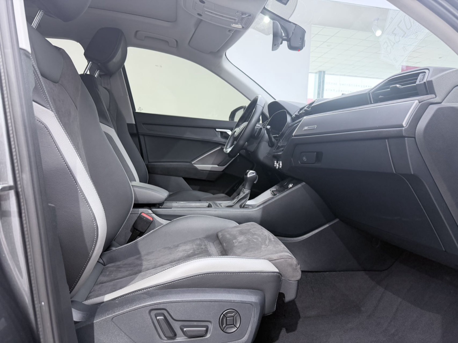 Audi Q3 view 8