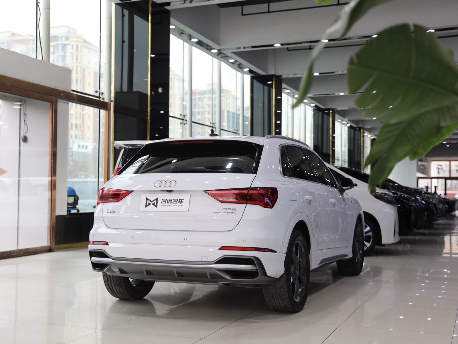Audi Q3 view 8