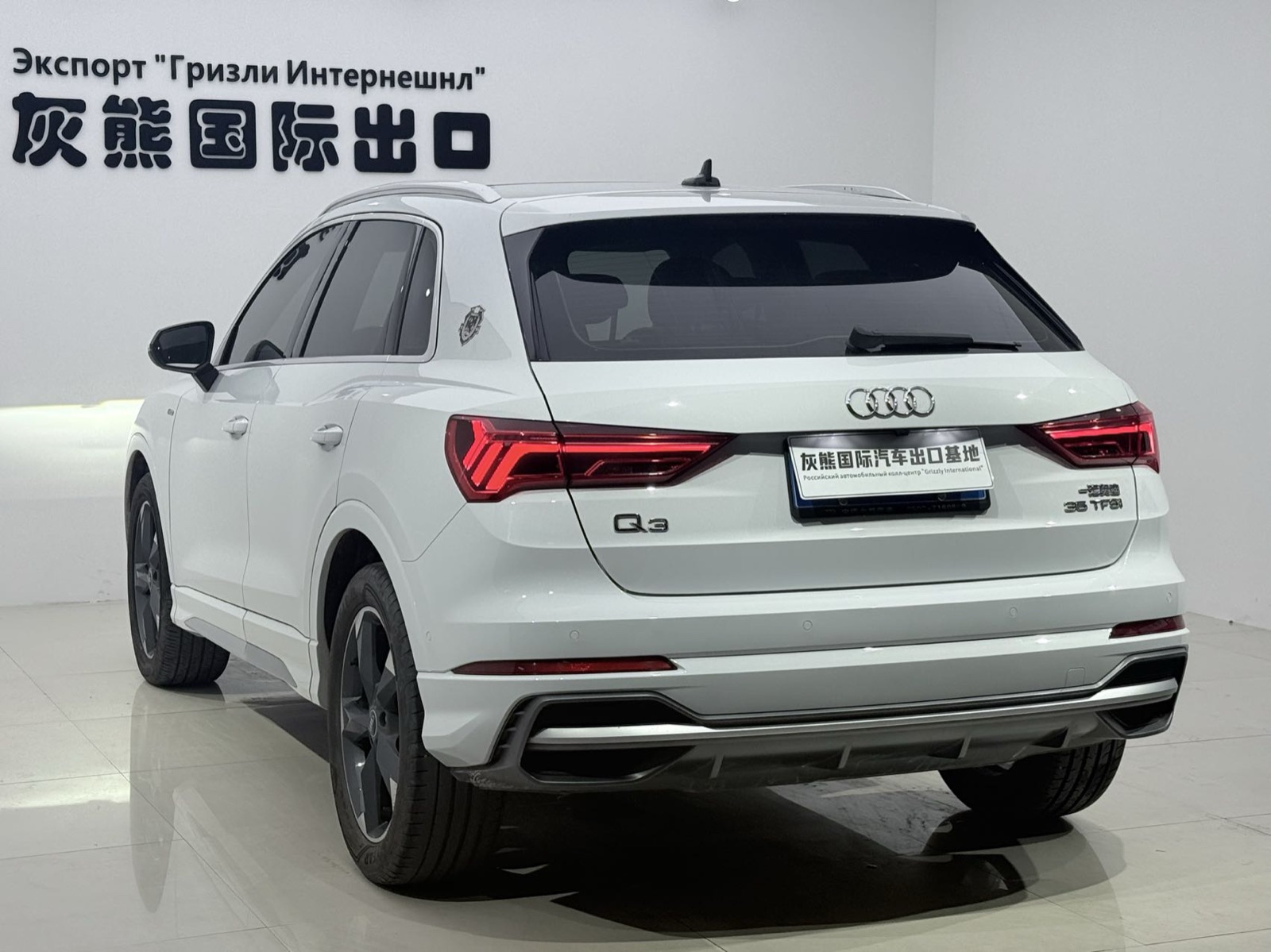 Audi Q3 view 4