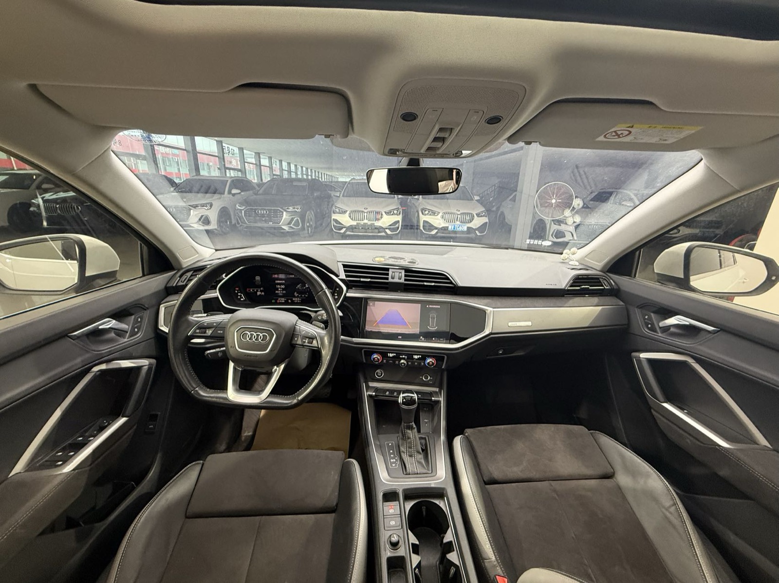 Audi Q3 view 10