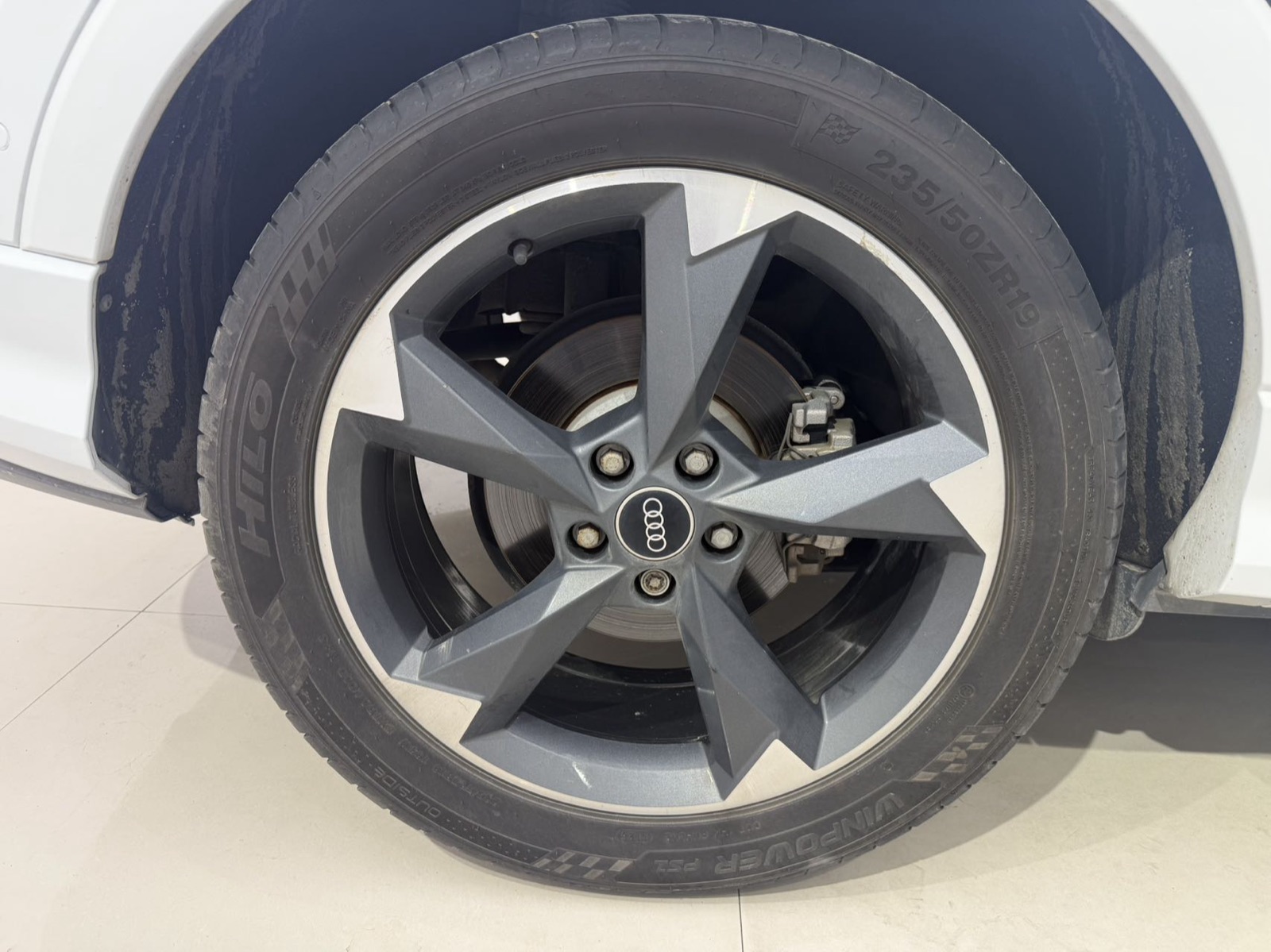 Audi Q3 view 14