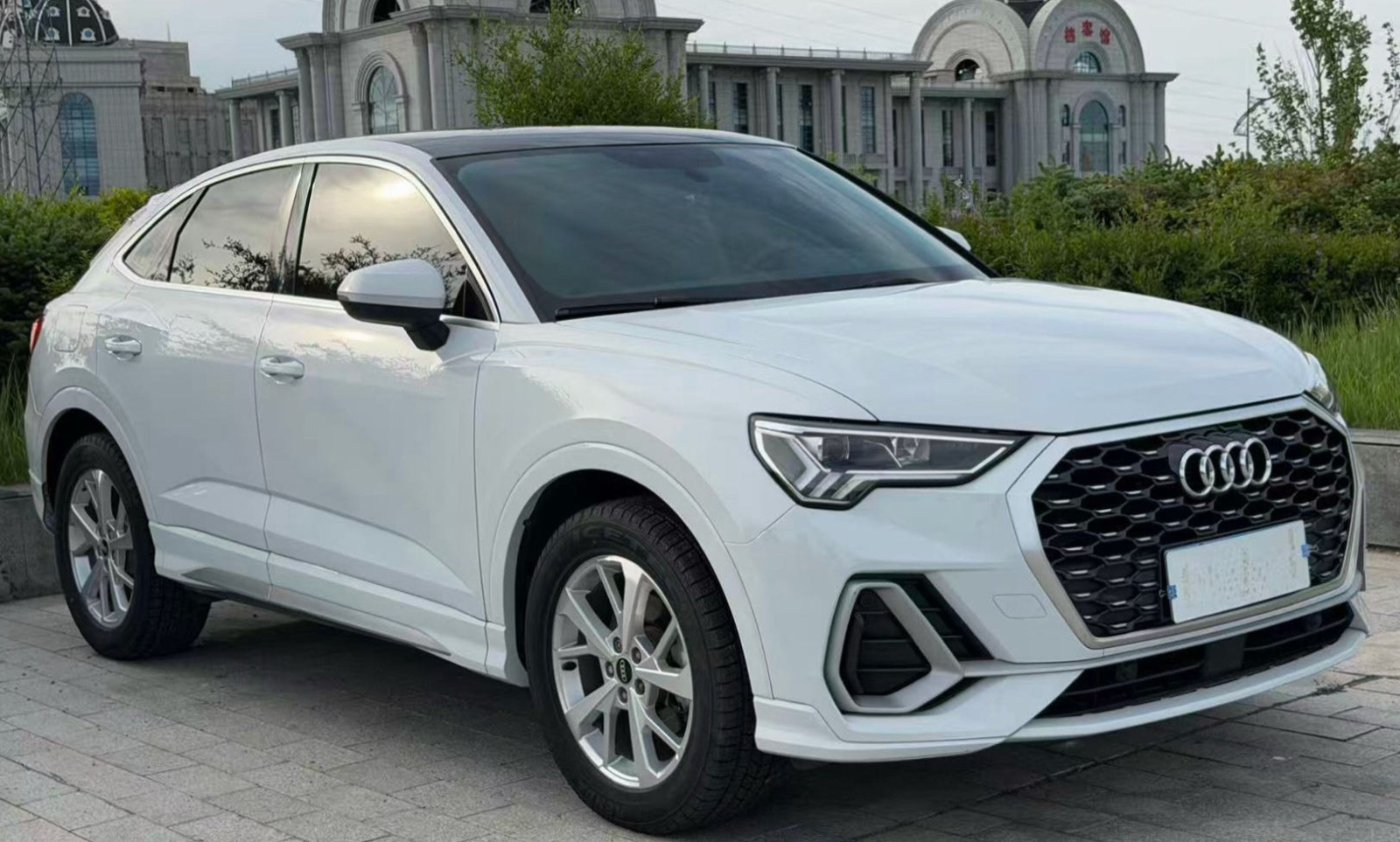 Audi Q3 Sportback view 3