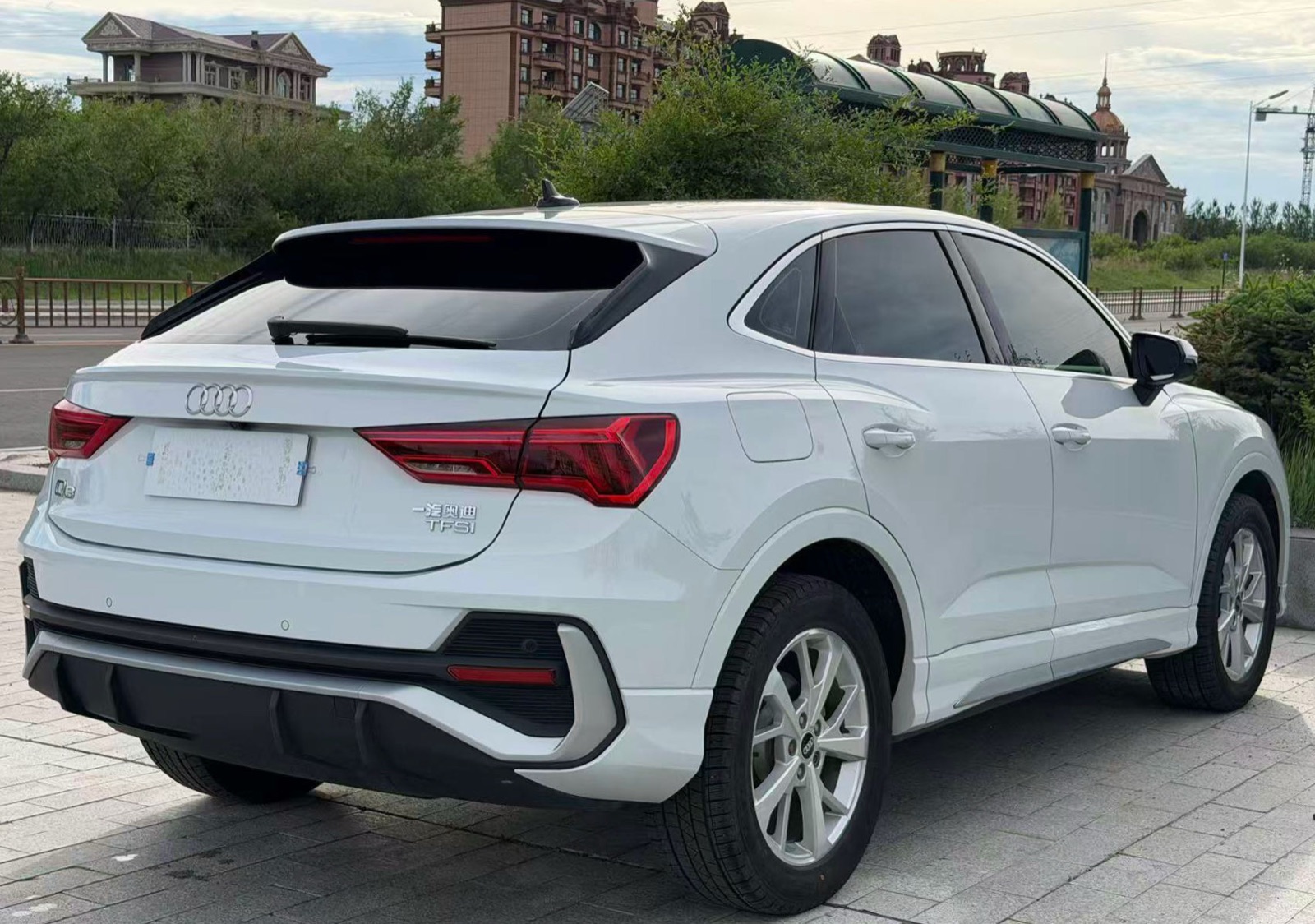 Audi Q3 Sportback view 6